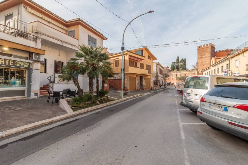 locale commerciale in vendita a Montalto di Castro