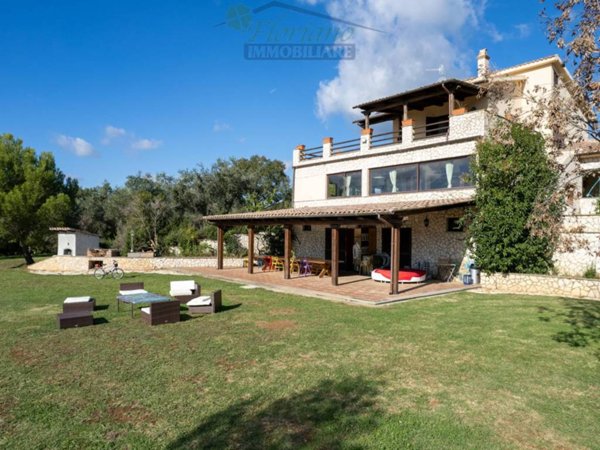 casa indipendente in vendita a Montalto di Castro in zona Pescia Romana