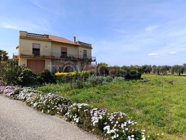 casa indipendente in vendita a Montalto di Castro