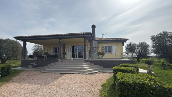 casa indipendente in vendita a Montalto di Castro