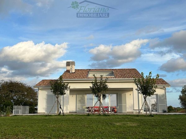 casa indipendente in vendita a Montalto di Castro in zona Pescia Romana