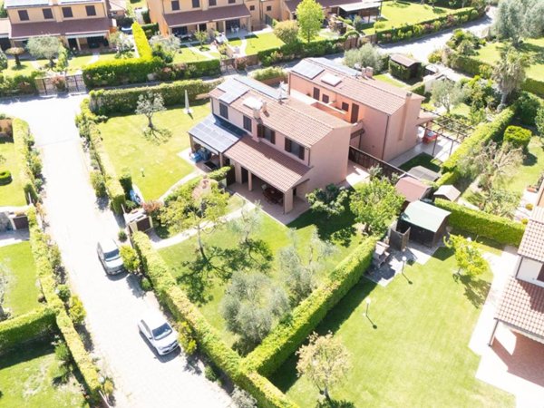 casa indipendente in vendita a Montalto di Castro