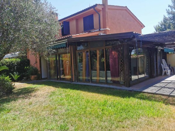 casa indipendente in vendita a Montalto di Castro