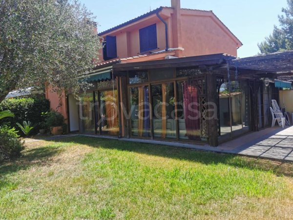 casa indipendente in vendita a Montalto di Castro
