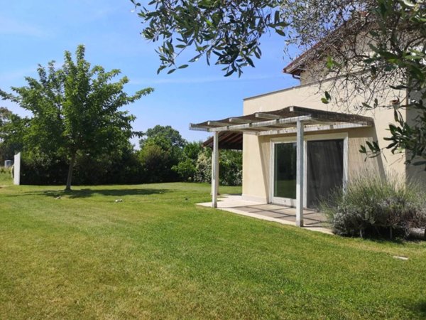 casa indipendente in vendita a Montalto di Castro in zona Pescia Romana