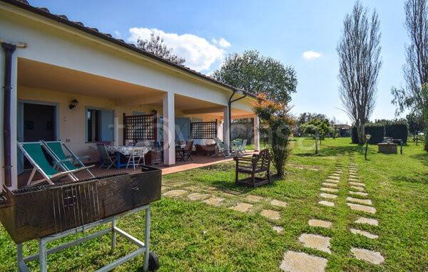 casa indipendente in vendita a Montalto di Castro in zona Pescia Romana
