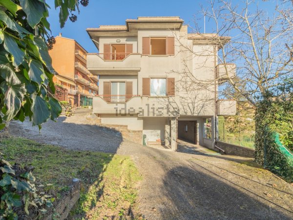 casa indipendente in vendita a Montefiascone