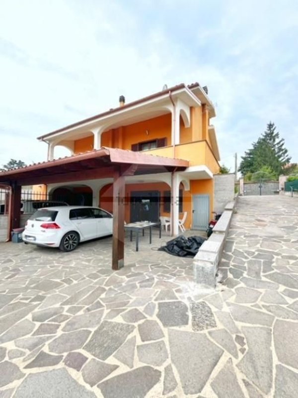 casa indipendente in vendita a Montefiascone