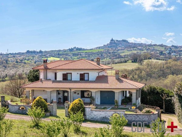 casa indipendente in vendita a Montefiascone