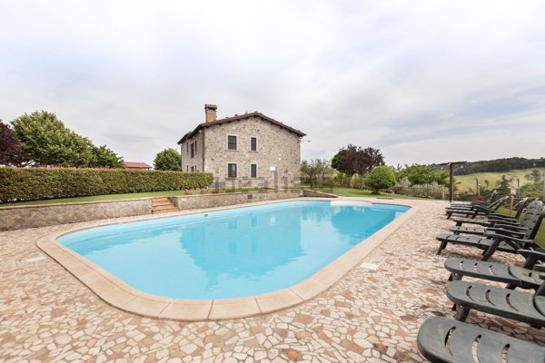 casa indipendente in vendita a Montefiascone