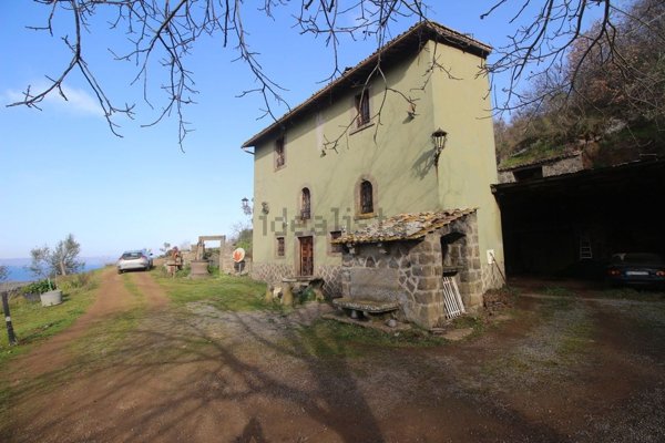 casa indipendente in vendita a Montefiascone