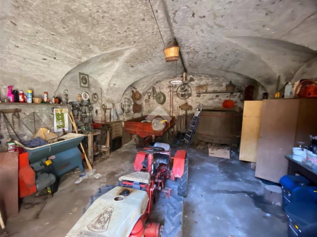 locale di sgombero in vendita a Montefiascone