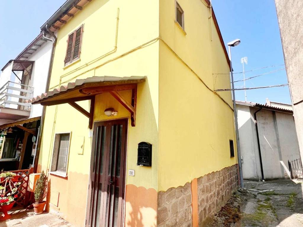 casa indipendente in vendita a Montefiascone