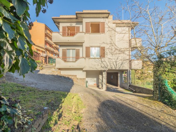 casa indipendente in vendita a Montefiascone
