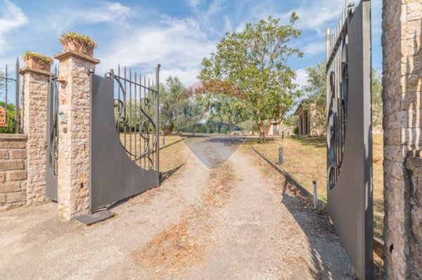 casa indipendente in vendita a Montefiascone