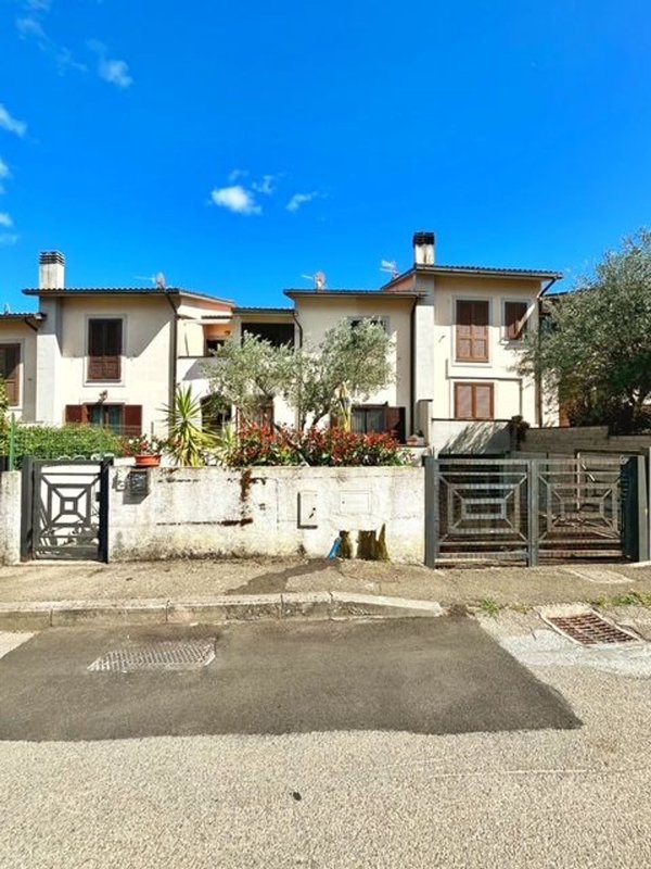 casa indipendente in vendita a Montefiascone
