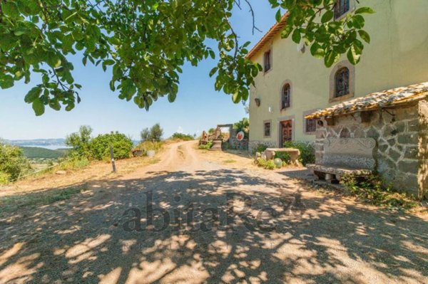 casa indipendente in vendita a Montefiascone