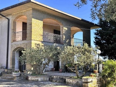 casa indipendente in vendita a Montefiascone