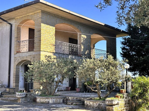 casa indipendente in vendita a Montefiascone