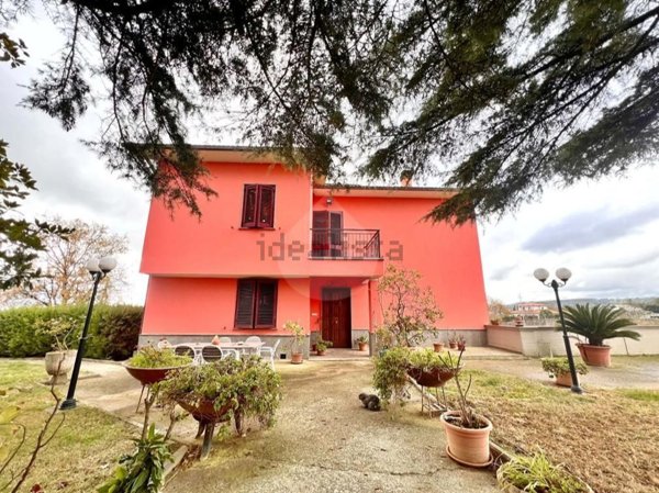 casa indipendente in vendita a Montefiascone