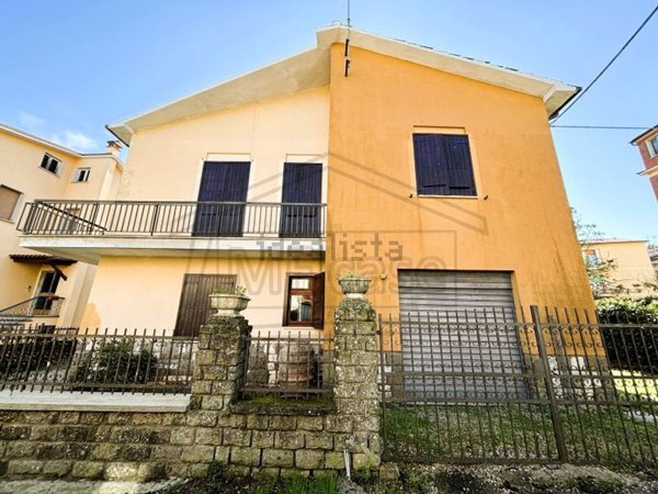 casa indipendente in vendita a Montefiascone