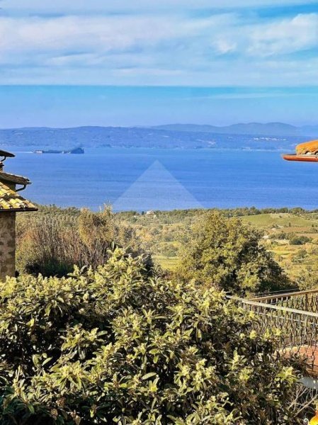 casa indipendente in vendita a Montefiascone