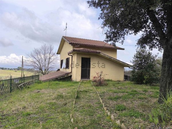 casa indipendente in vendita a Montefiascone