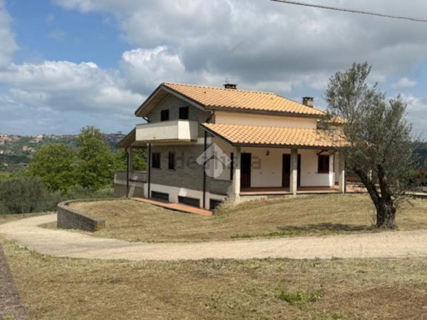 casa indipendente in vendita a Montefiascone