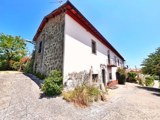 casa indipendente in vendita a Montefiascone