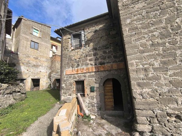 casa indipendente in vendita a Montefiascone