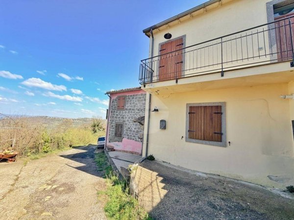 casa indipendente in vendita a Montefiascone