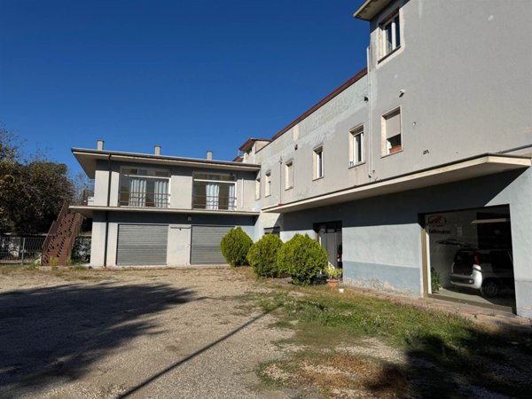 locale commerciale in vendita a Montefiascone