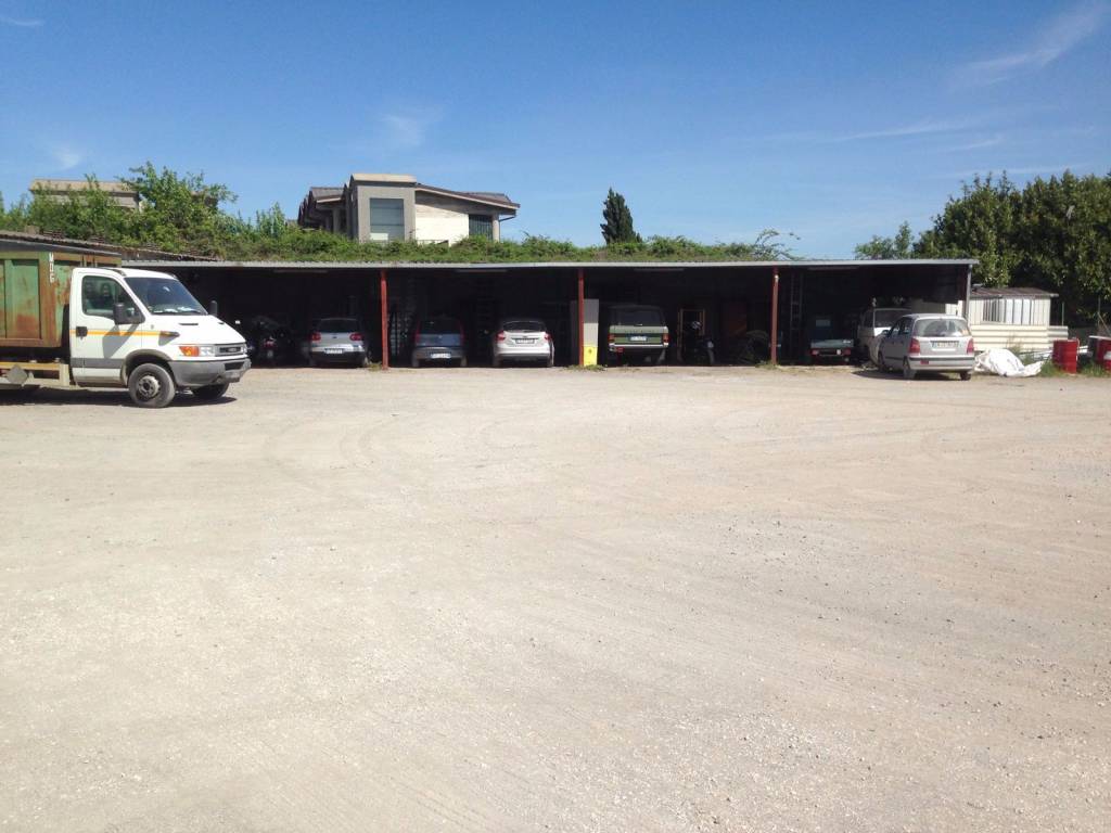 locale commerciale in vendita a Montefiascone in zona Poggio Frusta