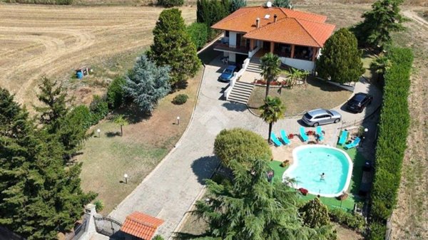 casa indipendente in vendita a Montefiascone
