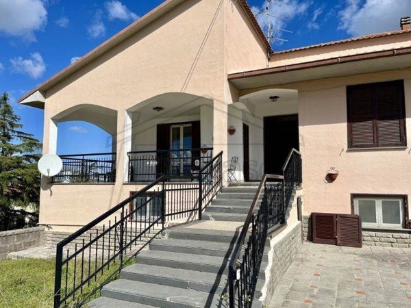 casa indipendente in vendita a Montefiascone