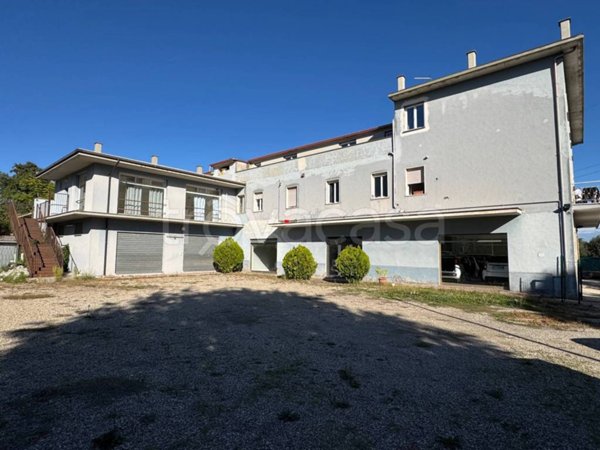 locale commerciale in vendita a Montefiascone in zona Zepponami