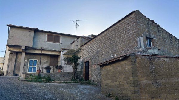 casa indipendente in vendita a Montefiascone