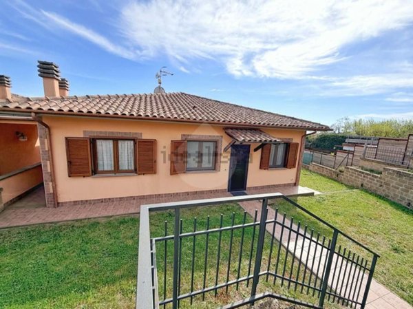 casa indipendente in vendita a Montefiascone in zona Mentuccia