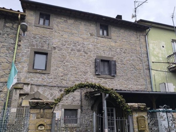 casa indipendente in vendita a Montefiascone