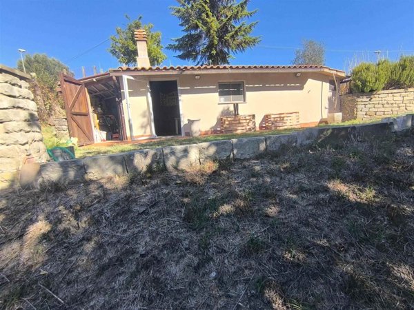 locale di sgombero in vendita a Montefiascone in zona Mentuccia