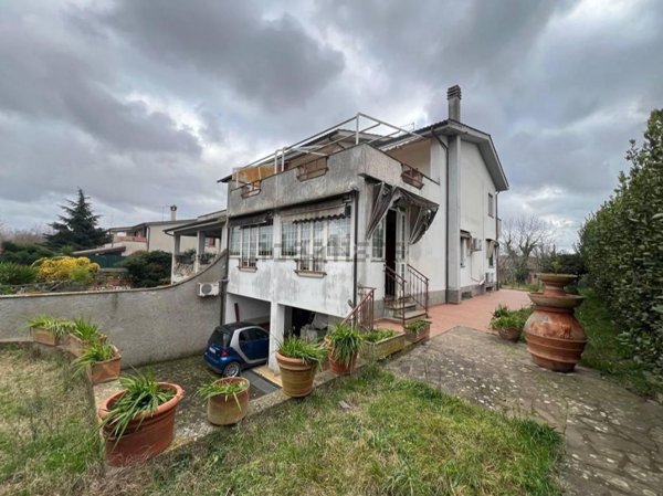 casa indipendente in vendita a Monte Romano