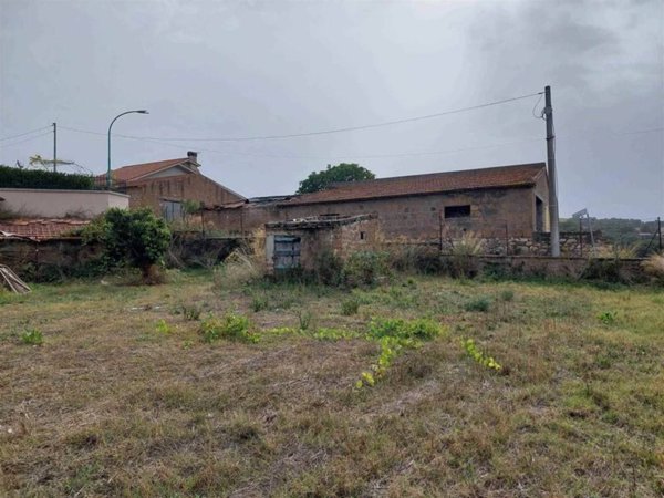locale commerciale in vendita a Monte Romano