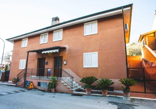 casa indipendente in vendita a Monte Romano
