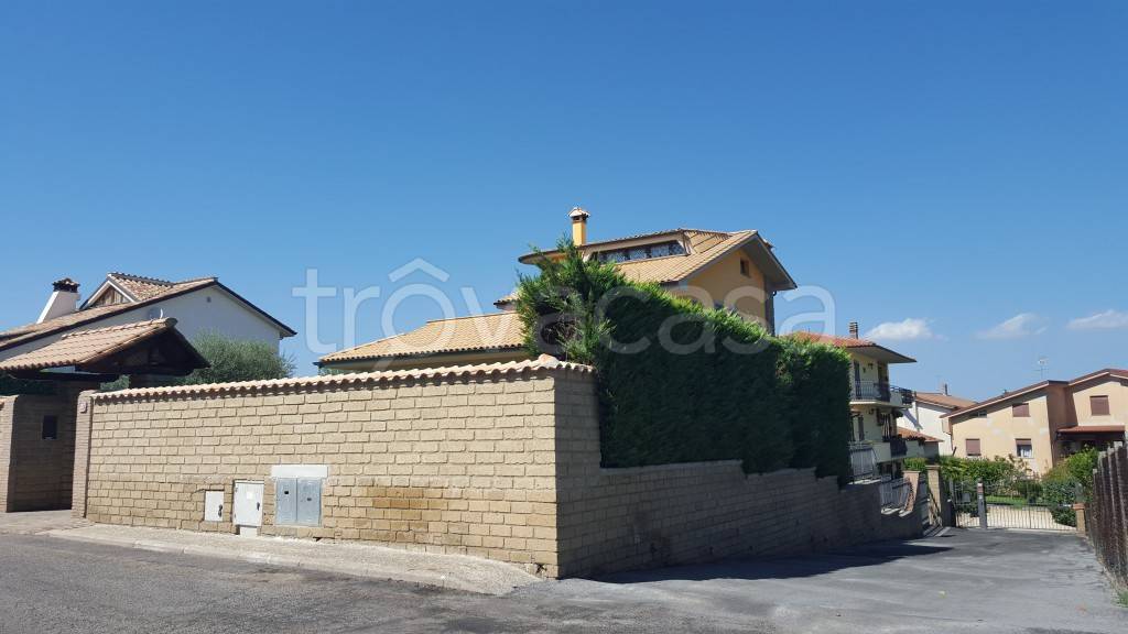 casa indipendente in vendita a Monterosi