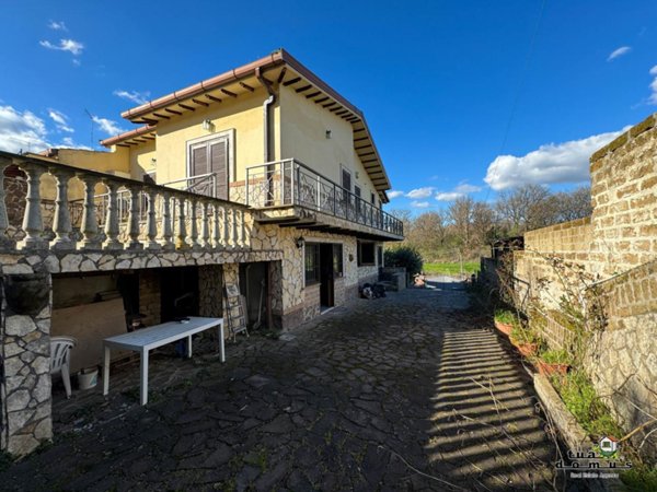 casa indipendente in vendita a Monterosi