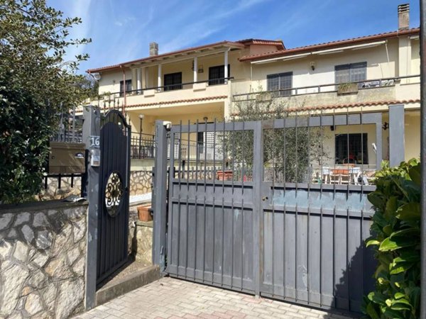 casa indipendente in vendita a Monterosi
