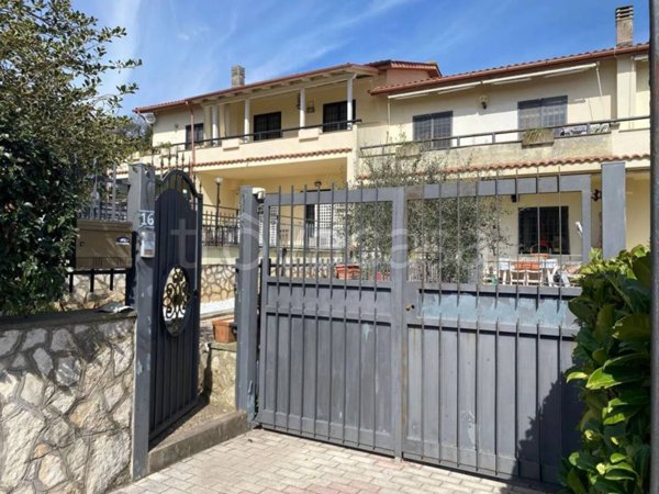 casa indipendente in vendita a Monterosi