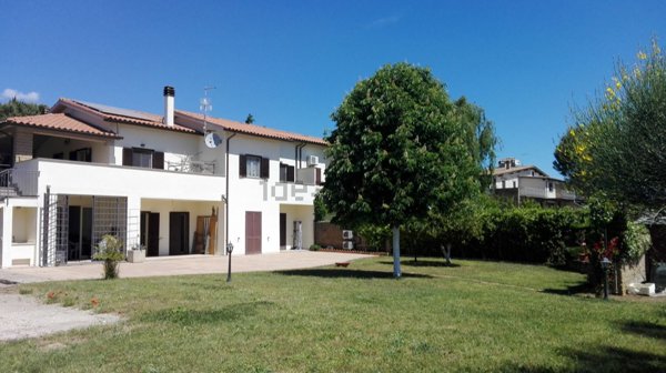 casa indipendente in vendita a Monterosi