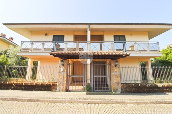 casa indipendente in vendita a Monterosi
