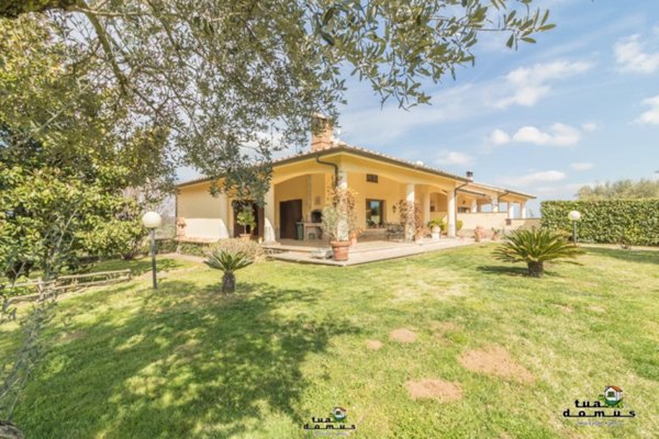 casa indipendente in vendita a Monterosi